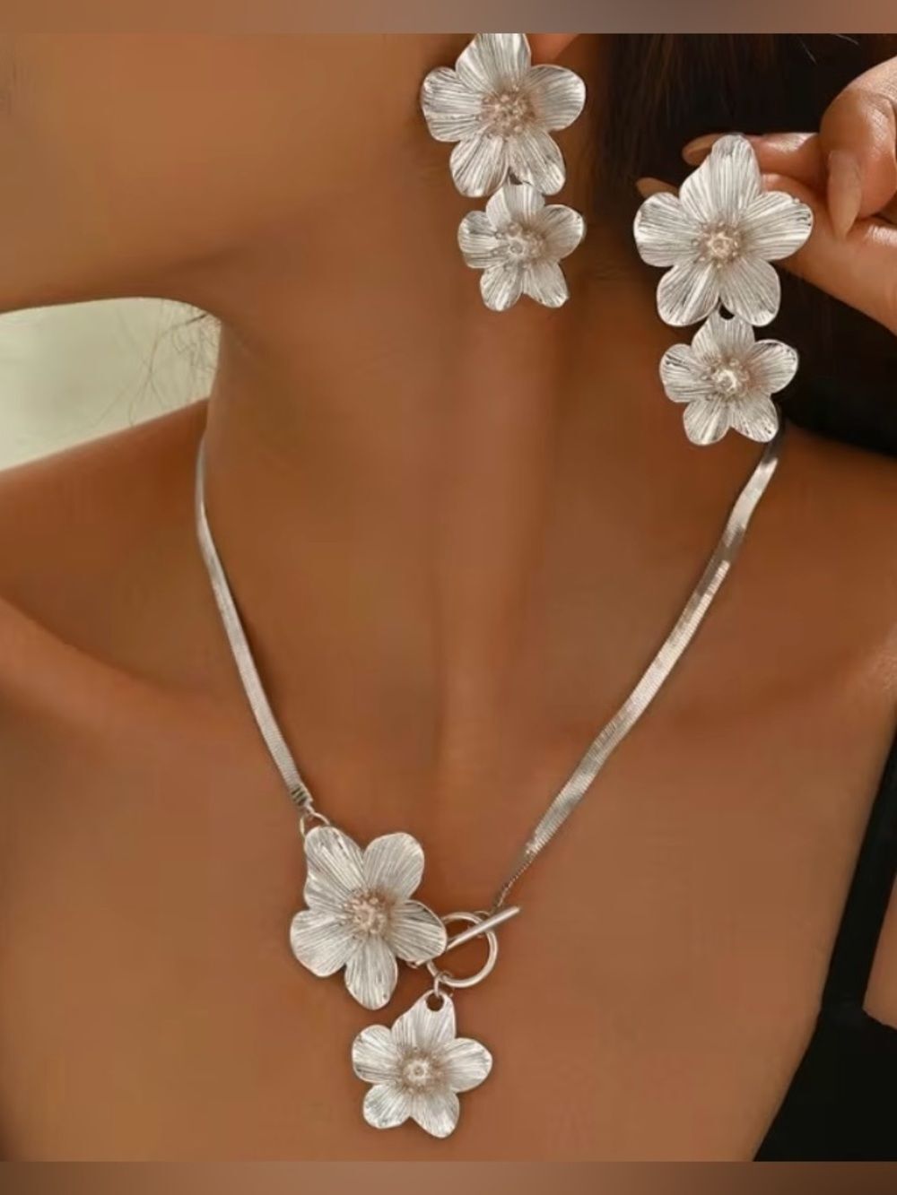 🩶 NEW Stunning Silver Flower Statement Necklace with Matching Earrings 🩶